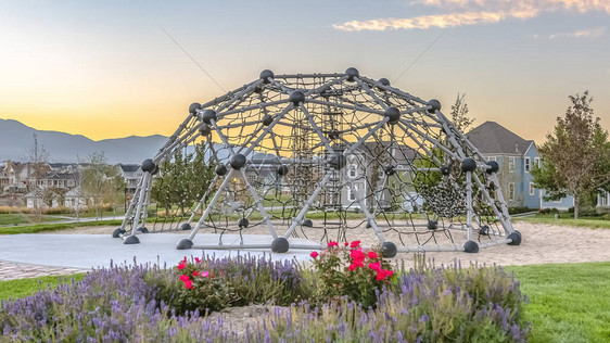 将圆顶登山者和鲜花停在DaybreakUT犹他州黎明时分的一个公园图片