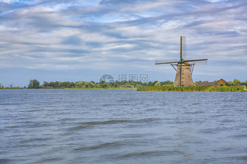 在鹿特丹附近的罗特梅伦湖有云天和荷兰传图片