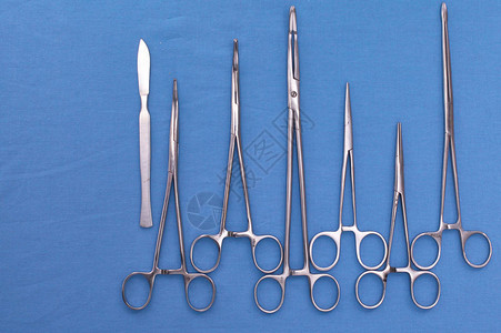 手术前放在桌子上的手术工具图片