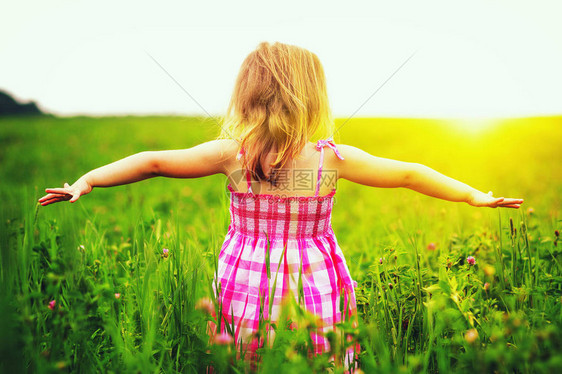 女孩在草地上享受大自然清晨清晨空气清新日出时夏日田野图片