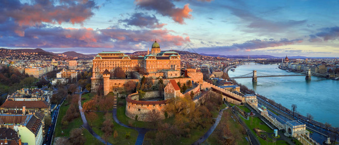 布达佩斯匈牙利黄金日出在布达城堡皇家宫殿与szechenyi链桥议会和彩色云图片