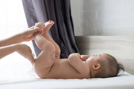 洗澡后用湿纸巾擦屁股和婴儿身体图片