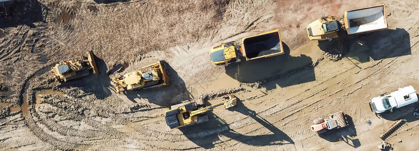 美国卡罗尔顿大型建筑工地的全景航拍机械和重型设备挖掘机顶部推土机自卸车挖掘机图片