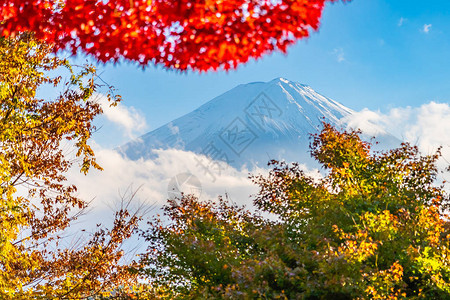 日本Yamarashi湖周围的山地风景美丽背景图片