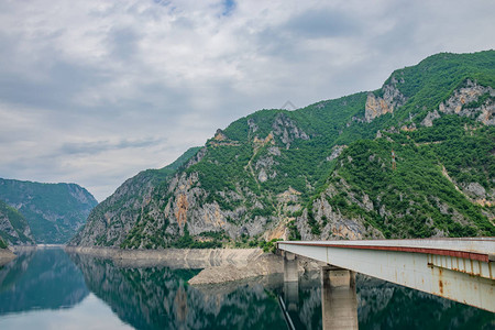 风景如画的高山湖泊穿过的大金属桥图片