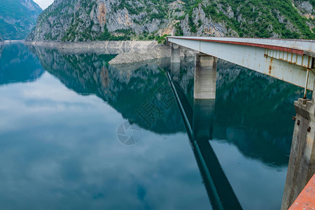 风景如画的高山湖泊穿过的大金属桥图片
