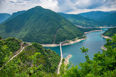 从高山上看风景如画的绿松石湖图片