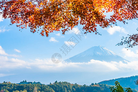 日本Yamarashi湖周围的山地风景美丽图片