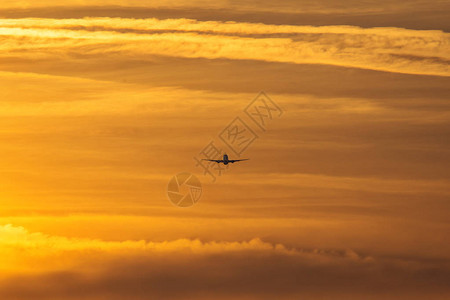 日落时在红云中间的小飞机图片