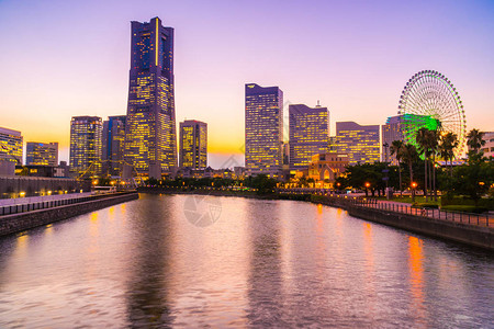 日本黄昏时夜市天际的美丽建筑图片