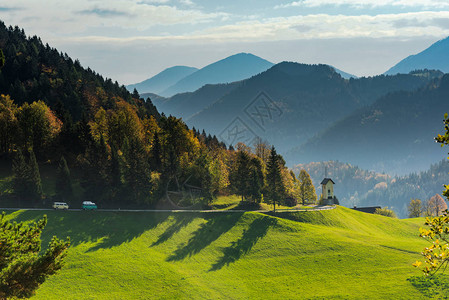 绿色牧场和山脉完美的道路旅行图片