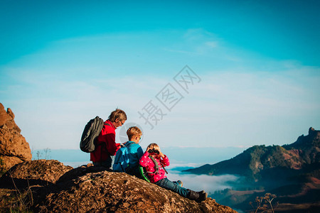 龙门花甲快乐的父亲和孩子们在山上徒步旅行背景