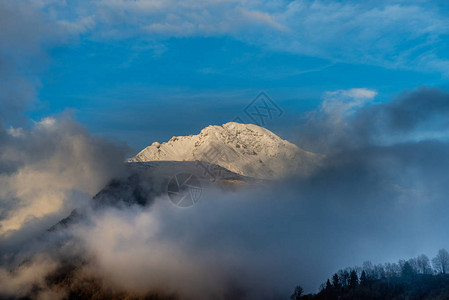 雪山地带从云端出现图片