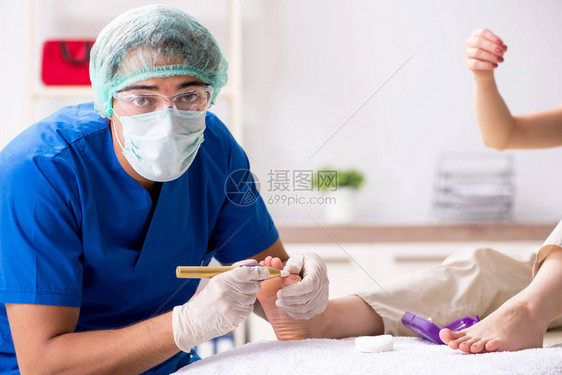 足科医生在手术中治疗脚部图片