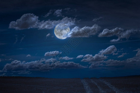 夜晚的月亮和云彩月光和道路背景深图片