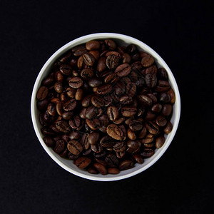 咖啡豆海报黑色背景中的咖啡豆和杯子背景