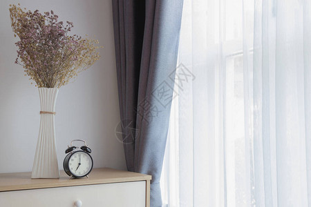 白色窗帘体纹理背景上装饰花的木板图片