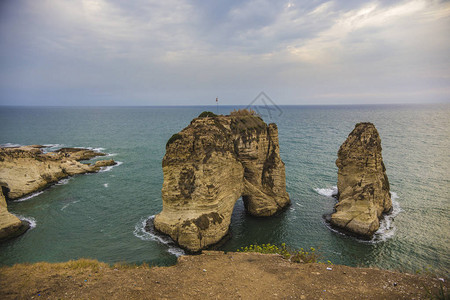 黎巴嫩贝鲁特南部日落时分著名的鸽子岩Raouche图片