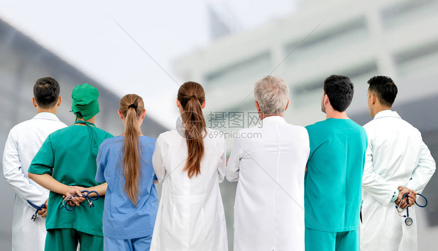 医疗保健行业团队和医生理念国际医务人员小组由医生护士和外科医生专家组成站在医院的听诊器上图片