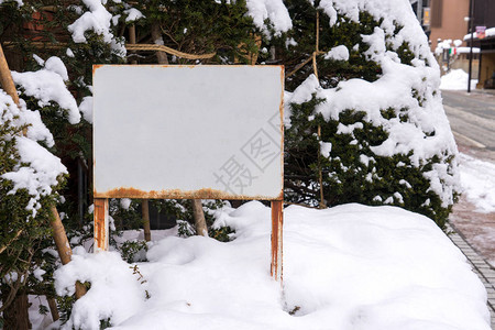 冬季天在斯诺的街道上张贴广告海报时空图片