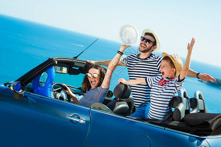 幸福的家庭开车去海边旅行人们在敞篷车里玩得很开心暑假概念图片