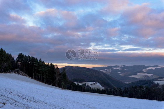 风景秀丽的全景色彩乡村冬季乡村图片