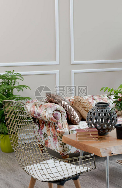 客厅花卉图案沙发及装饰室内设计图片
