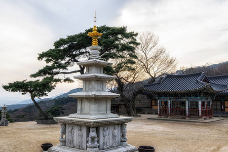 南朝鲜州犹太山的deudeoksa寺庙中的geumggangbotap塔和daeu图片