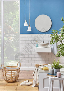 现代浴室与水槽细节与蓝色墙壁和陶瓷风格房间里的装饰和台灯以及铺有木地板的白色浴缸拖鞋图片