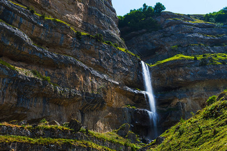 山中的瀑布阿塞拜疆的图片