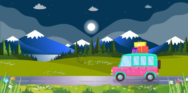 掀背车与手提箱在屋顶驾驶在美丽的风景背与山脉湖泊和森林在夏季夜间的道路上图片