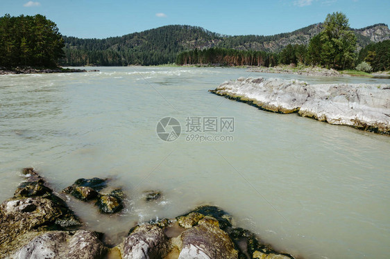 山脉和丘陵之间的狂暴卡顿平静的地方牛奶河中的岩石和图片