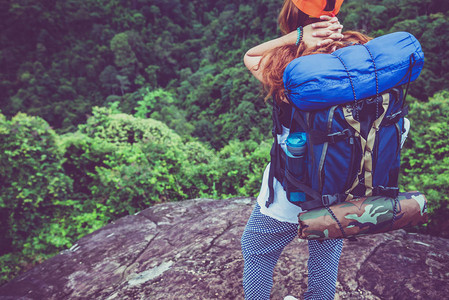 亚洲女旅行在假期放松站在山上自然户外假日运动锻炼放松旅行泰国图片