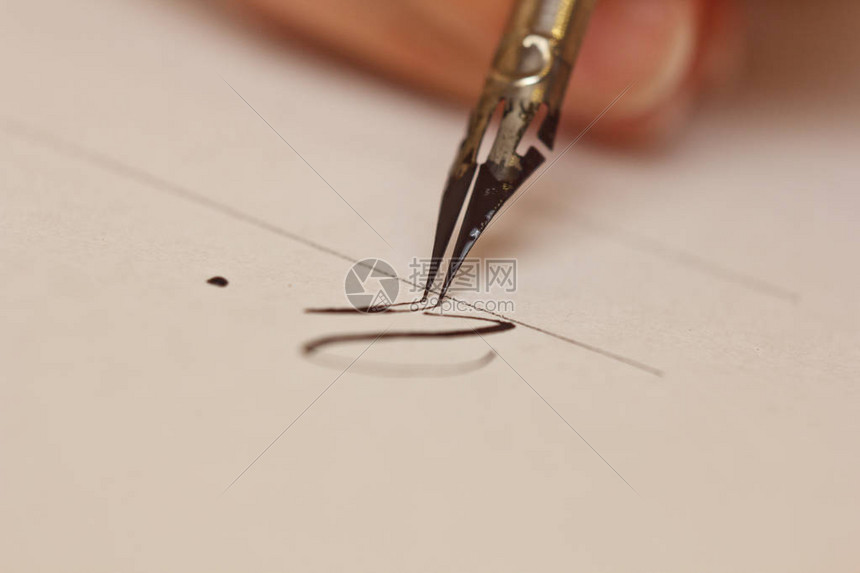 女手用墨水笔在有条纹的白纸上写字办公桌上的文具关闭了顶视图拼写课和书法练习模板布图片