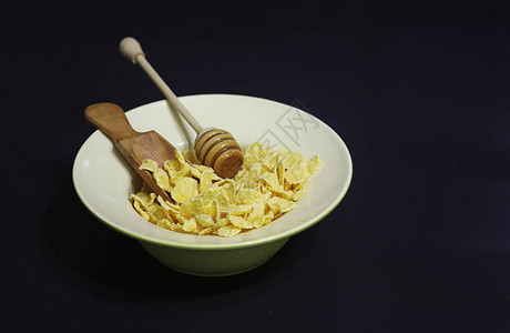 盘子里的玉米片早餐用蜂蜜和牛奶片与玉米图片
