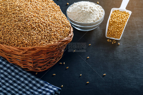 印度小麦谷物和小麦粉图片