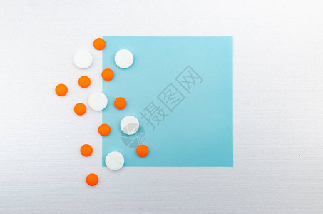 由各种片剂和胶囊制成的创意布局平躺医药广告背景白色珍珠纹理背景背景图片
