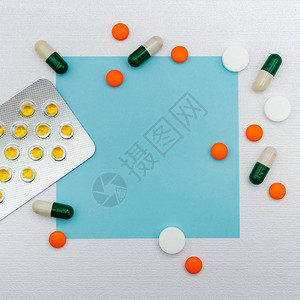 由各种片剂和胶囊制成的创意布局平躺医药广告背景白色珍珠纹理背景图片