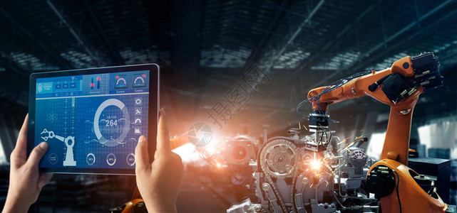 工程师检查和控制焊接自动手臂机器在智能工厂汽车工业与监控系统软件数字化制造运营工业40图片