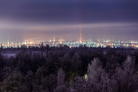 冬季夜间城市风景有轻质图片