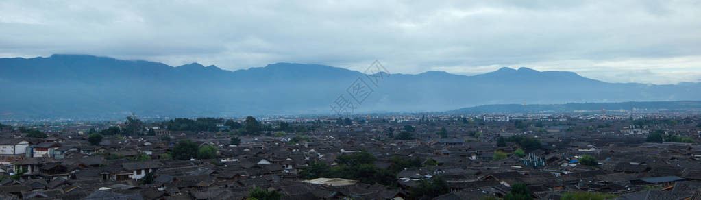 旧城镇山岳和云雾都分布在这座古城里江地区背景图片