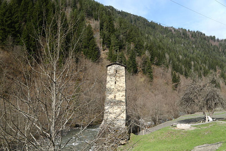 在Georgiamestia古老的村庄保护由unnesco和古董塔图片