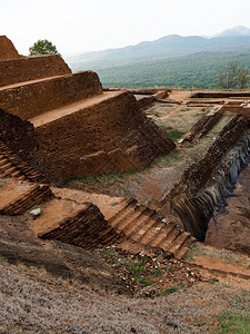锡吉里亚岩是斯里兰卡的一座古老堡垒锡吉里亚是联合国教科文组织世界遗产这位于斯图片
