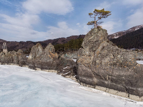 俄罗斯西伯利亚阿尔泰的卡顿山快河一个叫龙牙的热门旅游点阳光图片