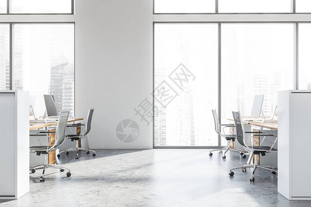 全景开放空间办公室的内部有白色的墙壁混凝土地板带城市景观的大窗户和一排白色和木制的电脑桌背景图片