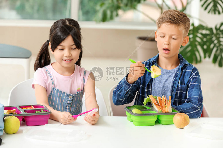 小学生在教室里吃午饭图片