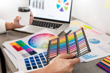 创意商业家图形设计师在办公桌咨询和业务规划图片
