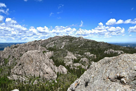 远处的山是南达科他州黑山的黑石峰图片