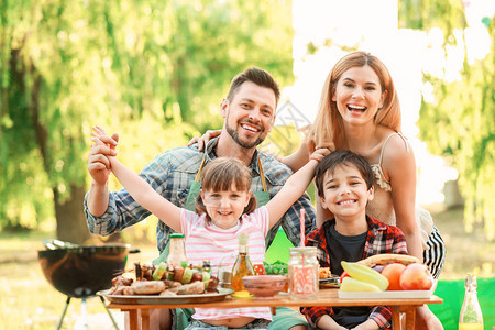 快乐的一家人在夏天野餐图片