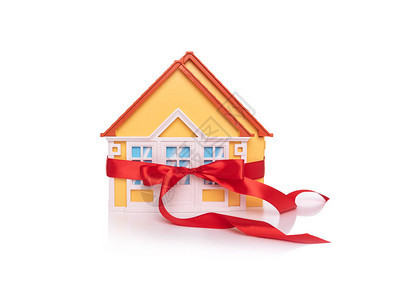 玩具房子模型被绑在白色背景图片